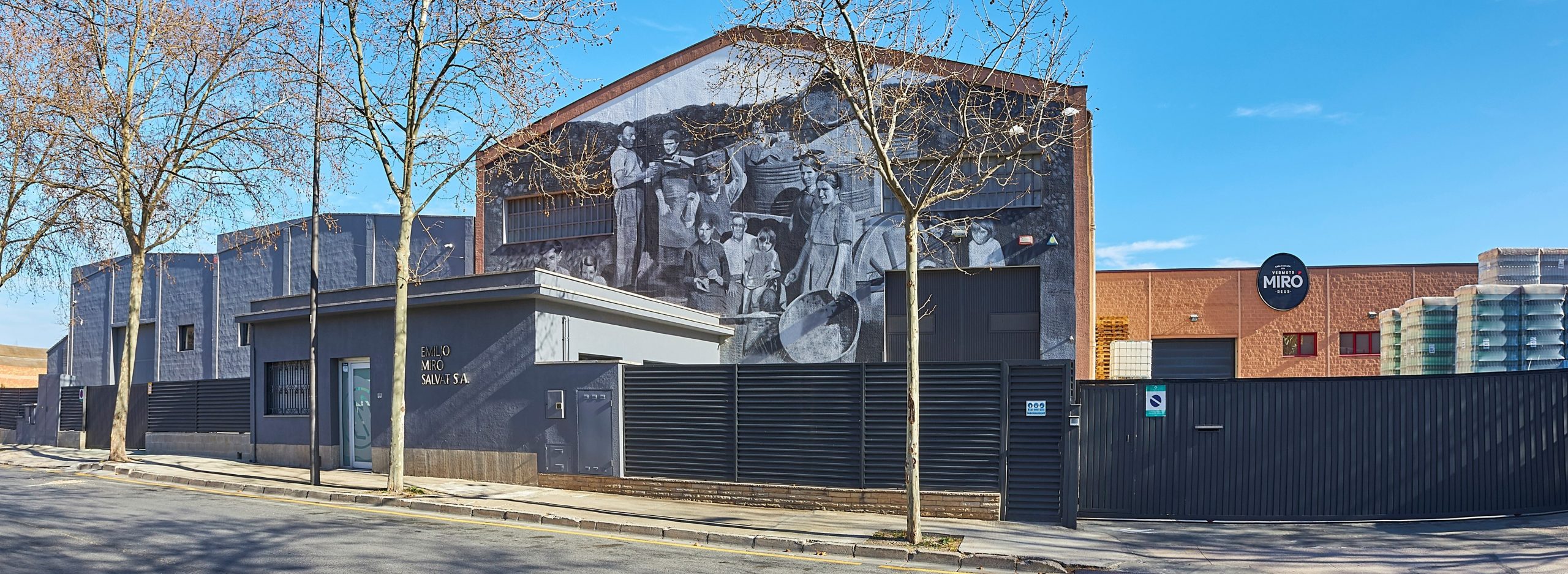 Fotografía panorámica del edificio Miró de frente
